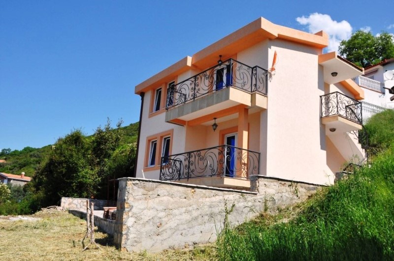 Черногория недвижимость цены. Дом в Черногории. Маленький домик в Черногории. Маленький дом в Будве. Черногория дома у моря.